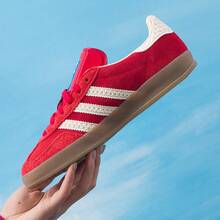 Adidas Originals 男女通用 GAZELLE INDOOR 低筒綁帶休閒運動鞋，舒適輕量休閒鞋，適合日常穿著、旅行與運動 - 淺猩紅/漢玉白/金 - 查看 11