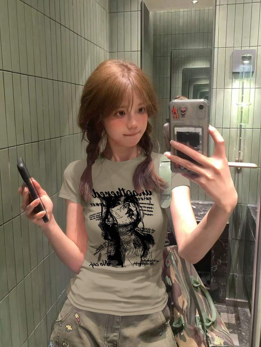 女款美式復古肖像與字母印花修身方肩T恤,夏季短袖卡其色休閒上衣 - 卡其色 - 查看 1