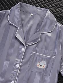 夏季女款緞面奢華提花條紋素色刺繡貼布口袋鈕扣翻領短袖上衣、短褲 & 長褲 3件式睡衣套裝 - 霧霾藍 - 查看 4