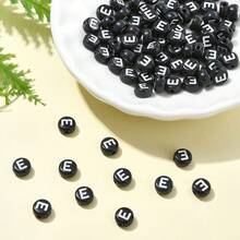 200/500/1000 Stücke 4x7mm Perlen mit schwarzem Hintergrund und goldenem Buchstabenmuster, DIY für Halsketten und Schmuckherstellung - Weißer Text auf schwarzem Hintergrund - Übersicht 7