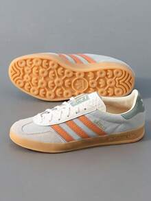 Adidas Originals 男女通用 GAZELLE INDOOR 休閒運動鞋，舒適輕量低筒繫帶運動休閒鞋，適合日常穿著與旅行 - 灰綠/橙黃 - 查看 3