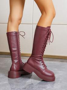 Botas de Cavaleiro Vintage Bordô com Cadarço e Ilhós de Metal, Botas de Cano Alto Femininas, Botas de Tornozelo com Sola Grossa e Aumento de Altura para Outono/Inverno com Zíper Lateral, Botas Longas até o Joelho, Botas de Motocicleta Versáteis - Vinho - Visão 6