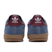 Adidas Originals 男女通用 GAZELLE INDOOR 舒適輕量休閒鞋，低筒綁帶滑板鞋，適合日常穿著、旅行與運動 - 深藍/白/暗紅 - 查看 9