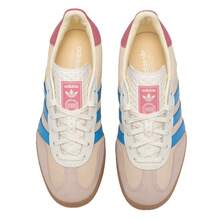 Adidas Originals 男女通用 GAZELLE INDOOR 舒適輕量休閒低筒綁帶滑板鞋，適合日常穿著、旅行與運動 - 岩層沙暴土/脈衝藍/粉白 - 查看 8
