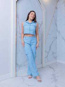 Conjunto Cargo Juvenil Feminino Colete Cropped sem Manga com Gola e Bolsos Frontais e Calça Pantalona Cargo Moda Fashion Adolescente Premium Estilosa Tam 12/14/16 - Azul claro - Visão 3
