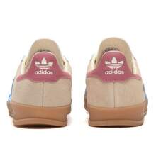 Adidas Originals 男女通用 GAZELLE INDOOR 舒適輕量休閒低筒綁帶滑板鞋，適合日常穿著、旅行與運動 - 岩層沙暴土/脈衝藍/粉白 - 查看 9