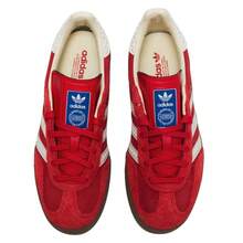 Adidas Originals 男女通用 GAZELLE INDOOR 低筒綁帶休閒運動鞋，舒適輕量休閒鞋，適合日常穿著、旅行與運動 - 淺猩紅/漢玉白/金 - 查看 8