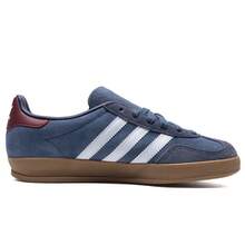 Adidas Originals 男女通用 GAZELLE INDOOR 舒適輕量休閒鞋，低筒綁帶滑板鞋，適合日常穿著、旅行與運動 - 深藍/白/暗紅 - 查看 6