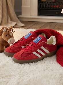 Adidas Originals 男女通用 GAZELLE INDOOR 低筒綁帶休閒運動鞋，舒適輕量休閒鞋，適合日常穿著、旅行與運動 - 淺猩紅/漢玉白/金 - 查看 3