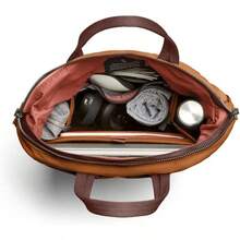 Bellroy Tokyo Totepack, mochila de tejido resistente al agua convertible en bolso-maletín (portátil 15", tableta, cuaderno, cables, botella de agua, ropa, cosméticos) - Bronze - Caqui - Ver 11