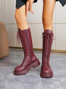 Botas de Cavaleiro Vintage Bordô com Cadarço e Ilhós de Metal, Botas de Cano Alto Femininas, Botas de Tornozelo com Sola Grossa e Aumento de Altura para Outono/Inverno com Zíper Lateral, Botas Longas até o Joelho, Botas de Motocicleta Versáteis - Vinho - Visão 3