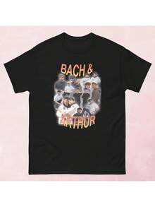 Camiseta gráfica unisex con personajes del programa de televisión Bach & Arthur, diseñada para ofrecer comodidad en todas las estaciones. Esta camiseta casual de cuello redondo presenta letr - Negro - Ver 1