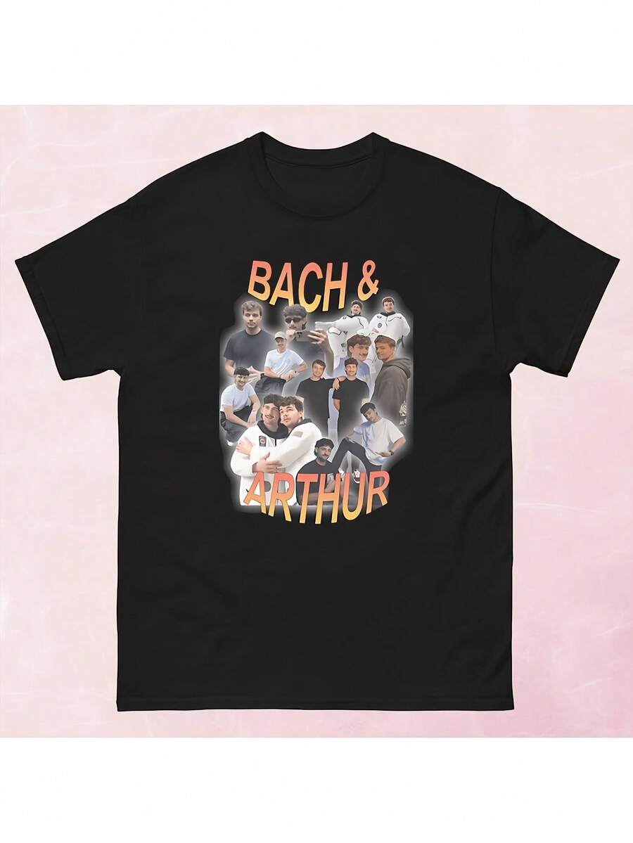 Camiseta gráfica unisex con personajes del programa de televisión Bach & Arthur, diseñada para ofrecer comodidad en todas las estaciones. Esta camiseta casual de cuello redondo presenta letr - Negro - Ver 1