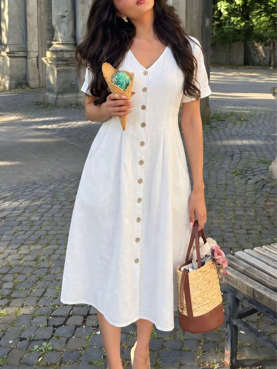 大尺碼女款V領短袖中長洋裝,前開扣設計、口袋與百褶細節,寬鬆休閒A字收腰白色優雅夏季陽光裙 - 白色 - 查看 1