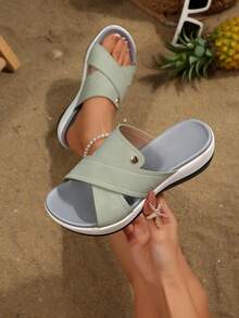 Sandal wedges wanita warna hijau dengan tali silang dan gesper logam, sol tebal nyaman untuk liburan pantai musim panas, serbaguna untuk bepergian, dan berujung terbuka. - Hijau - View 2