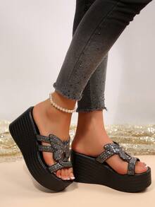Damen Keilabsatz Plateau Sandalen, vielseitig funkelnd rutschfest Gunmetal Strass 3D Schmetterling einfarbig runde Zehenpartie Low-Top Kreuz breiter Riemen Plateau Keil Mule Slides, europäischer Party-Stil Frühling Sommer Abend Gala Date Shopping Reise Alltag Schuhe - Schwarz - Übersicht 5