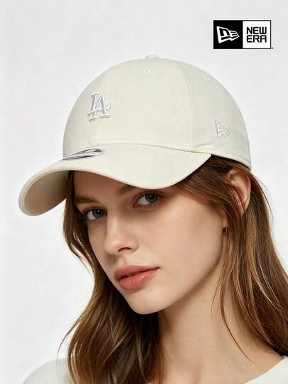 New Era Gorra de béisbol suave con bordado LA en tono sobre tono blanco roto, accesorio básico premium de lujo discreto para el armario en tonos neutros