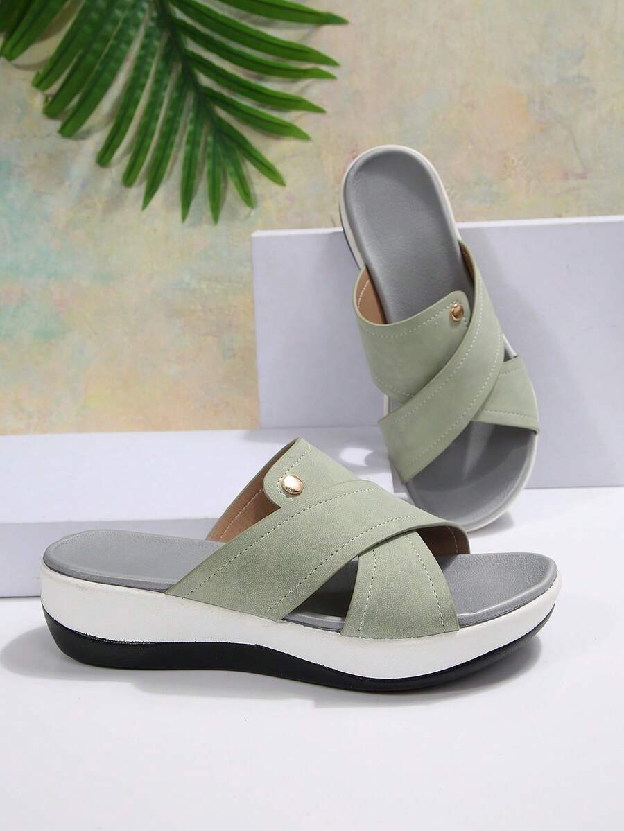 Sandal wedges wanita warna hijau dengan tali silang dan gesper logam, sol tebal nyaman untuk liburan pantai musim panas, serbaguna untuk bepergian, dan berujung terbuka. - Hijau - View 1