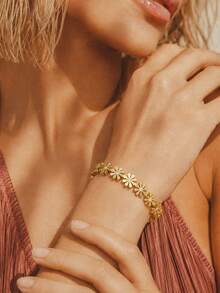 18K Gold Vacuum Plated Stainless Steel Openable Daisy Flower Rhinestone Bracelet/Women's Waterproof Fade-Resistant Gold Open Bangle/Sweet Elegant Niche Jewelry/Daily Commute Party Vacation Gift/For Mom/Women/Girls - Gold - View 3