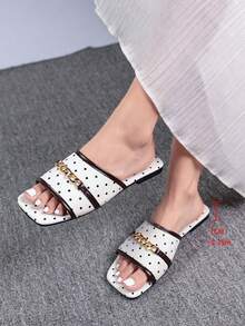 Sandalias de playa de moda para mujer, casuales, versátiles, minimalistas, sexys, negras con lunares, correa de cadena metálica, punta cuadrada, ribete de contraste, planas tipo slide - Blanco - Ver 5