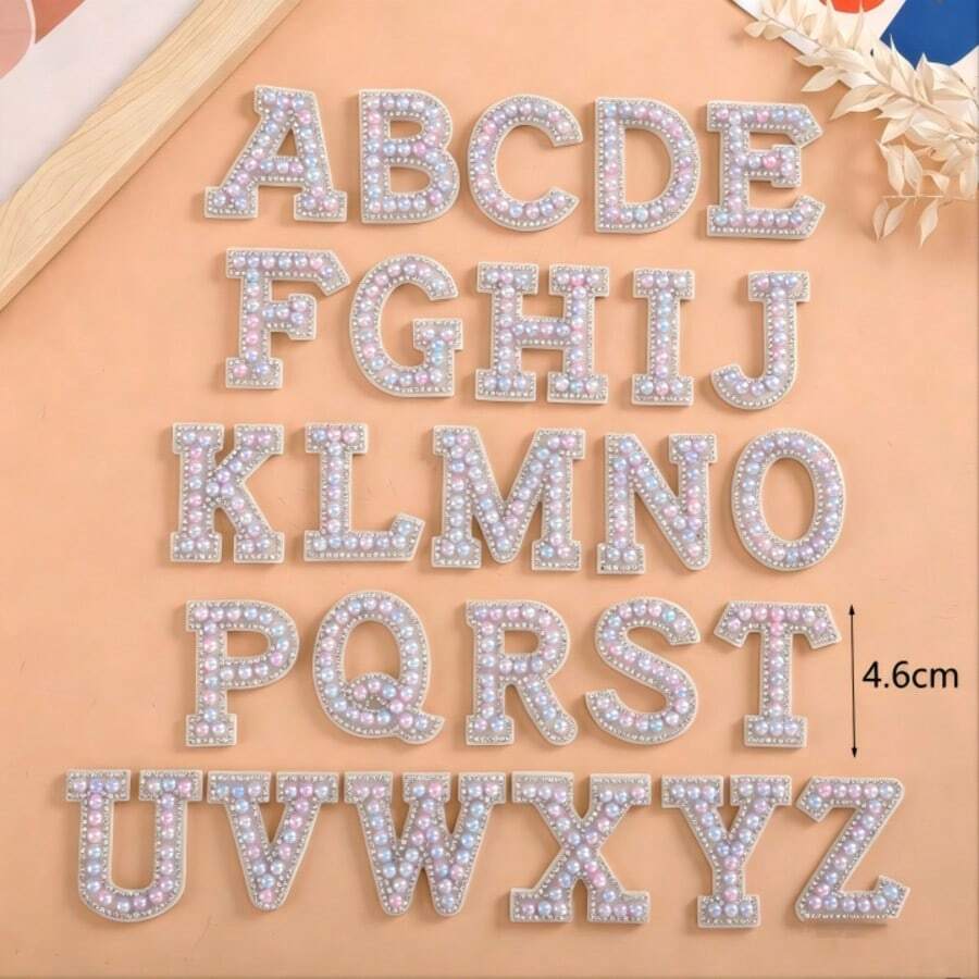 26件裝亮白色與淺紫色仿珍珠水鑽 A-Z 字母貼片,優雅 DIY 手工配件,適合男士與女士,可客製化帽子、包包與衣物,英文字母水鑽貼片,休閒風格 - 淺紫 - 查看 1