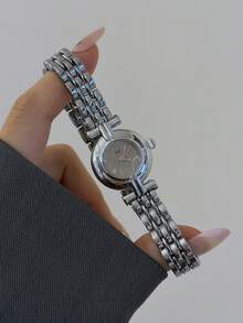 Jam Tangan Quartz Simpul Bambu Persegi Emas/Perak Ini Cocok Untuk Pemakaian Sehari-hari Dan Juga Merupakan Hadiah Sempurna Untuk Ulang Tahun Dan Natal. - Perak - View 3