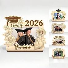Bingkai Foto Kayu Wisuda 2026 dengan Stand "Jadilah Dirimu Sendiri" Bingkai Foto Selamat Wisuda 2026 Tempat Foto Kenangan Wisuda SMA/Perguruan Tinggi Hadiah Wisuda Dekorasi Meja Pesta Wisuda - D - View 4