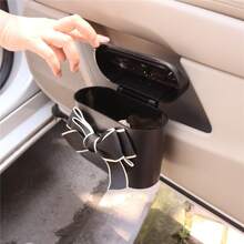 Poubelle de voiture suspendue à la porte avec cadre blanc et nœud mignon, couvercle à pression, mini poubelle de voiture, organisateur de rangement multifonction pour l'intérieur de la voiture, petite poubelle latérale de voiture imperméable, élégante poubelle de voiture avec décoration de nœud noir exclusive pour les femmes conductrices, poubelle de voiture portable avec doublure amovible - poubelle - Voir 9