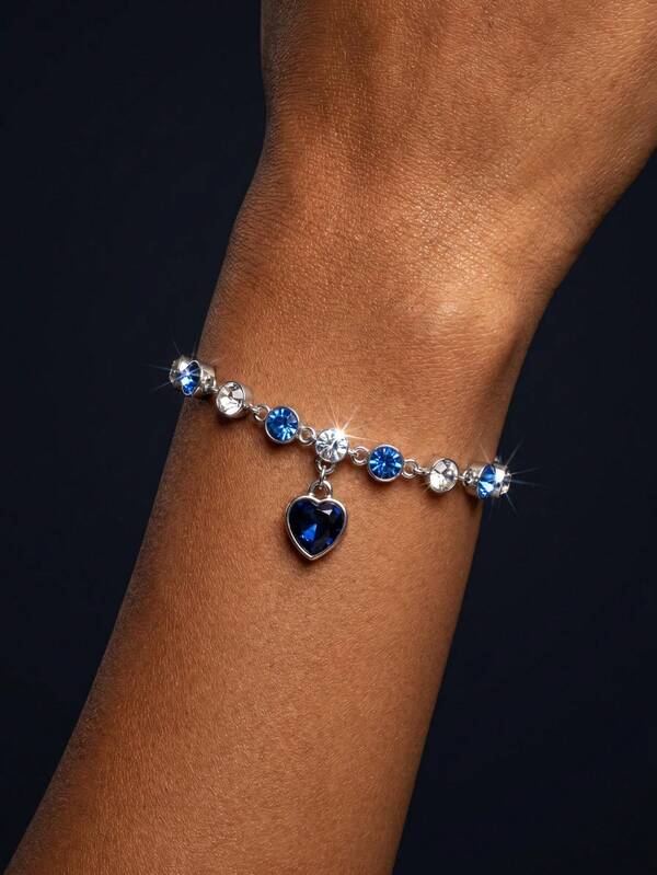 1 pieza Pulsera minimalista delicada con corazón de strass azul real, joyería de mano versátil para mujer para uso diario y casual en tono plateado con cadena de extensión