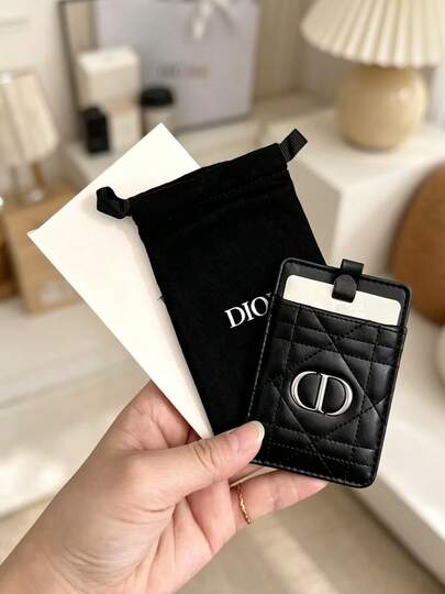 Espejo de maquillaje portátil de doble cara Dior, estuche de almacenamiento de espejo de maquillaje estilo tarjeta de cuero acolchado negro con logotipo de metal CD, mini portacartas protector de espejo de maquillaje de doble cara, viene con bolsa de terciopelo negro con cordón, ligero y fácil de llevar en el bolso, adecuado para ir al trabajo, viajes al aire libre, viajes de negocios, retoques en citas, cuidado personal en dormitorios y maquillaje sobre la marcha, compacto y elegante, regalo práctico para cumpleaños, Día de San Valentín, aniversario, Navidad, dama de honor, graduación, mejor amiga, novia y mujeres