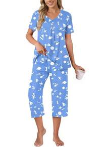 Anyally - Conjunto de pijama de verano para mujer, camisa de manga corta y pantalones capri de 2 piezas, pijama plisado con bolsillos - Flor azul - Ver 20