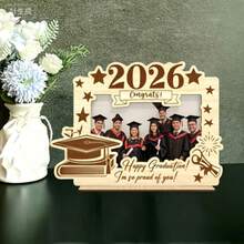 Bingkai Foto Kayu Wisuda 2026 dengan Stand "Jadilah Dirimu Sendiri" Bingkai Foto Selamat Wisuda 2026 Tempat Foto Kenangan Wisuda SMA/Perguruan Tinggi Hadiah Wisuda Dekorasi Meja Pesta Wisuda - D - View 2