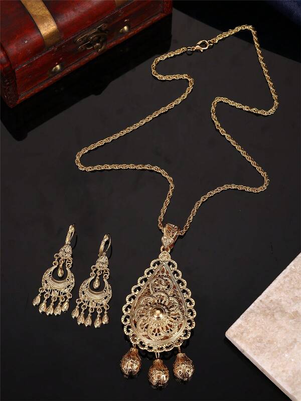 1 Set de Collar y Aretes de Estilo Palacio Vintage para Mujer, Silueta General de Gota de Agua Grande, Artesanía de Filigrana Hueca y Grabada, Capa Interna Tallada con Relieve Floral, 3 Colgantes de Metal en Forma de Linterna Hueca Tallada Colgando en la Parte Inferior, Túnica de Boda Tradicional Árabe & Uso Diario