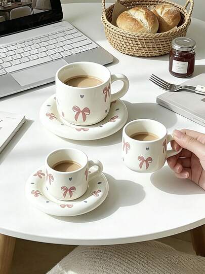 Bộ 1 cốc cà phê và đĩa lót bằng gốm hình nơ trái tim 90ML/200ML, họa tiết cô gái dễ thương, bộ cốc trà chiều chất lượng cao phù hợp cho espresso, cappuccino, americano, latte, sữa, cũng có thể dùng làm cốc ăn sáng; đĩa lót có thể dùng làm đĩa đựng đồ ăn nhẹ, tráng miệng. Phù hợp cho nhà bếp, văn phòng, nhà hàng, quán cà phê, tiệc tụ tập, trà chiều, đám cưới, cũng là lựa chọn quà tặng tuyệt vời cho ngày tựu trường, tốt nghiệp, Lễ Phục sinh, Quốc khánh và bạn bè, gia đình, phụ nữ