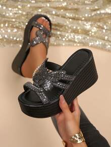 Damen Keilabsatz Plateau Sandalen, vielseitig funkelnd rutschfest Gunmetal Strass 3D Schmetterling einfarbig runde Zehenpartie Low-Top Kreuz breiter Riemen Plateau Keil Mule Slides, europäischer Party-Stil Frühling Sommer Abend Gala Date Shopping Reise Alltag Schuhe - Schwarz - Übersicht 3
