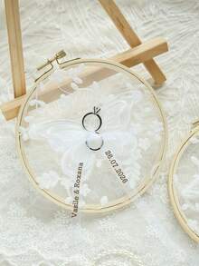 Takeoak 個性化蝴蝶蕾絲戒指枕，可客製化情侶姓名與日期，刺繡花卉婚禮戒指托架，復古婚禮裝飾，鄉村風新娘配件，儀式紀念品，訂婚禮物，週年紀念禮物 - 彩色 - 查看 7