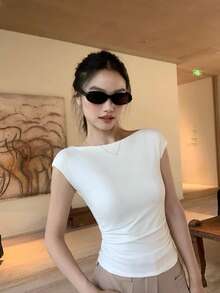 女款純色船領短袖T恤，設計感修身收腰針織上衣，夏季穿搭 - 米白色 - 查看 5