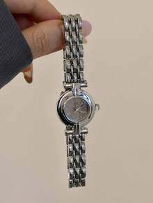 Jam Tangan Quartz Simpul Bambu Persegi Emas/Perak Ini Cocok Untuk Pemakaian Sehari-hari Dan Juga Merupakan Hadiah Sempurna Untuk Ulang Tahun Dan Natal. - Perak - View 4