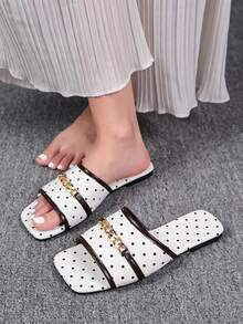 Sandalias de playa de moda para mujer, casuales, versátiles, minimalistas, sexys, negras con lunares, correa de cadena metálica, punta cuadrada, ribete de contraste, planas tipo slide - Blanco - Ver 7