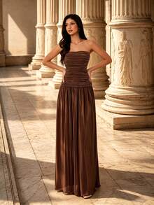 Robe longue élégante plissée en satin marron sans bretelles avec volants pour femmes Mgiacy, convient pour les fêtes d'été, les festivals, les invités de mariage, les bals de promo et les sorties décontractées - Tabac - Voir 1