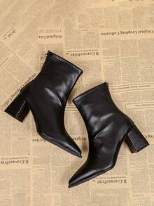 Botas de tobillo elegantes con punta puntiaguda, tacón grueso y cremallera trasera para mujer, nuevas botas clásicas de estilo americano de media pantorrilla en color negro para otoño/invierno - Negro - Ver 6