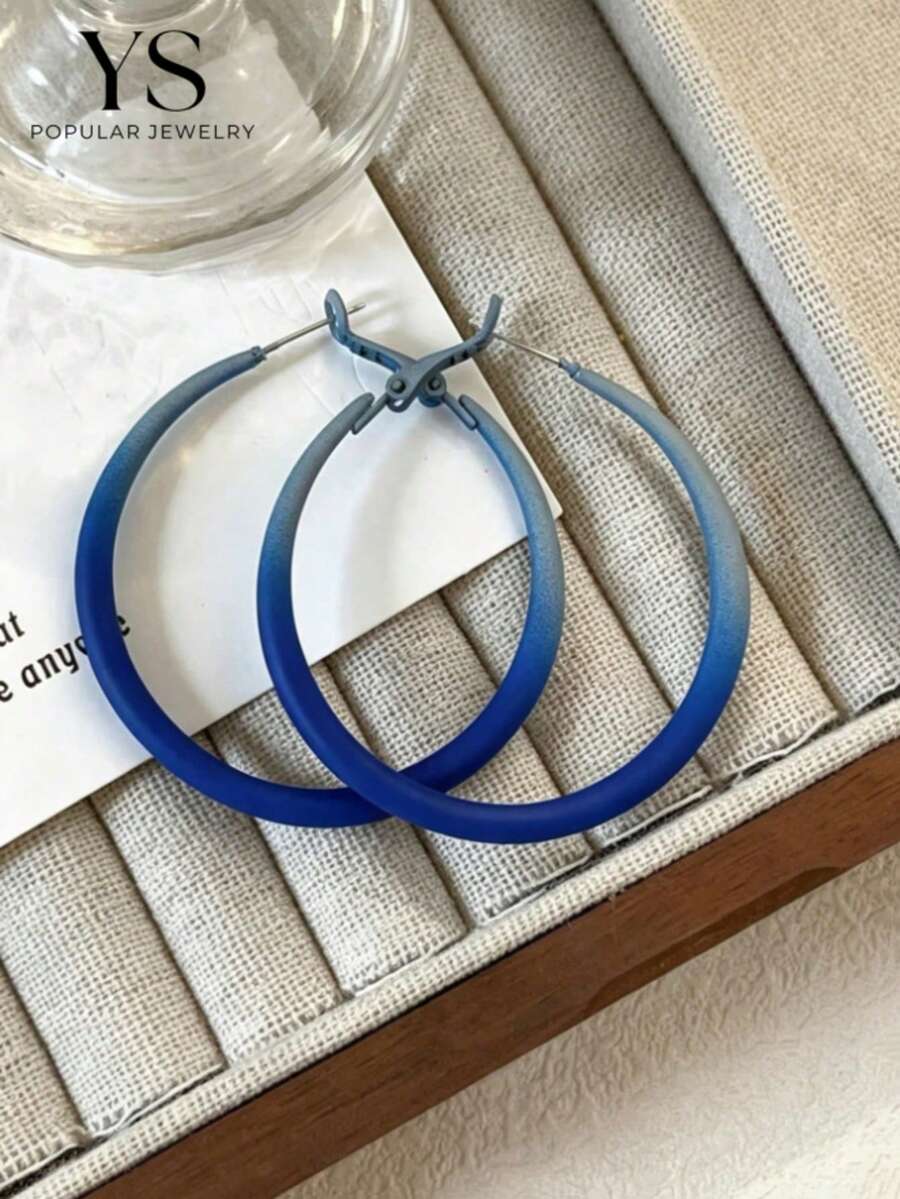 1對藍灰色漸層雙色設計粗圈耳環，優雅女款海灘休閒度假耳環