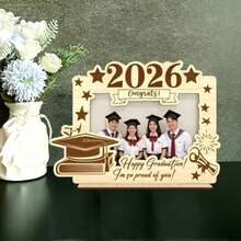 Bingkai Foto Kayu Wisuda 2026 dengan Stand "Jadilah Dirimu Sendiri" Bingkai Foto Selamat Wisuda 2026 Tempat Foto Kenangan Wisuda SMA/Perguruan Tinggi Hadiah Wisuda Dekorasi Meja Pesta Wisuda - D - View 1