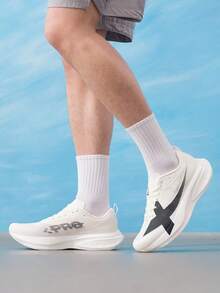 XTEP Sepatu Lari Pro Generasi ke-5 2.000 KM untuk Pria, Sepatu Olahraga Nyaman dan Bernapas, Putih/Hitam - 874219110026 Layar Putih/Hitam - View 1