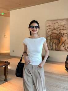 女款純色船領短袖T恤，設計感修身收腰針織上衣，夏季穿搭 - 米白色 - 查看 4