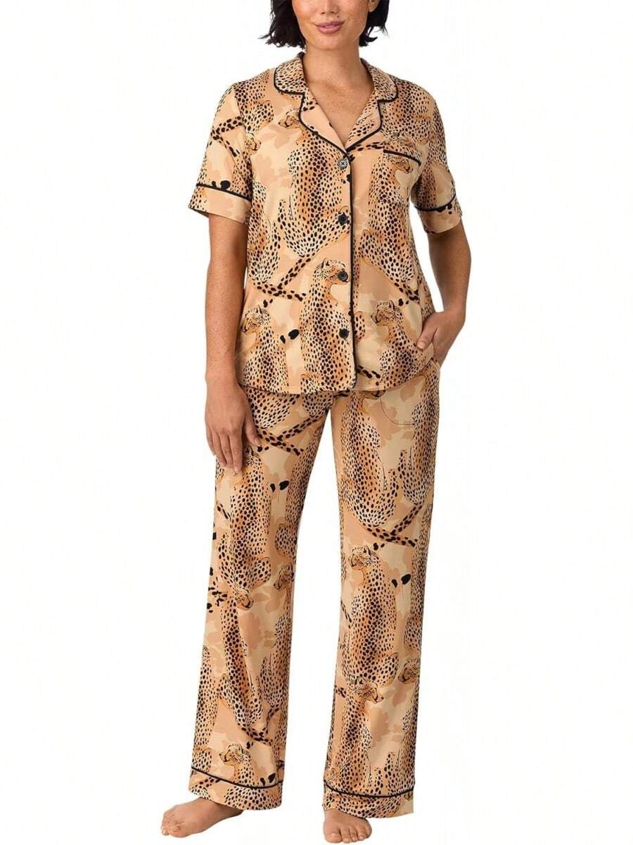 Room Service - Conjunto de pijama para mujer, manga corta, suave, elástico, con botones, pantalones de pierna abierta, juego de descanso de 2 piezas - Flor de tierra azul - Ver 1