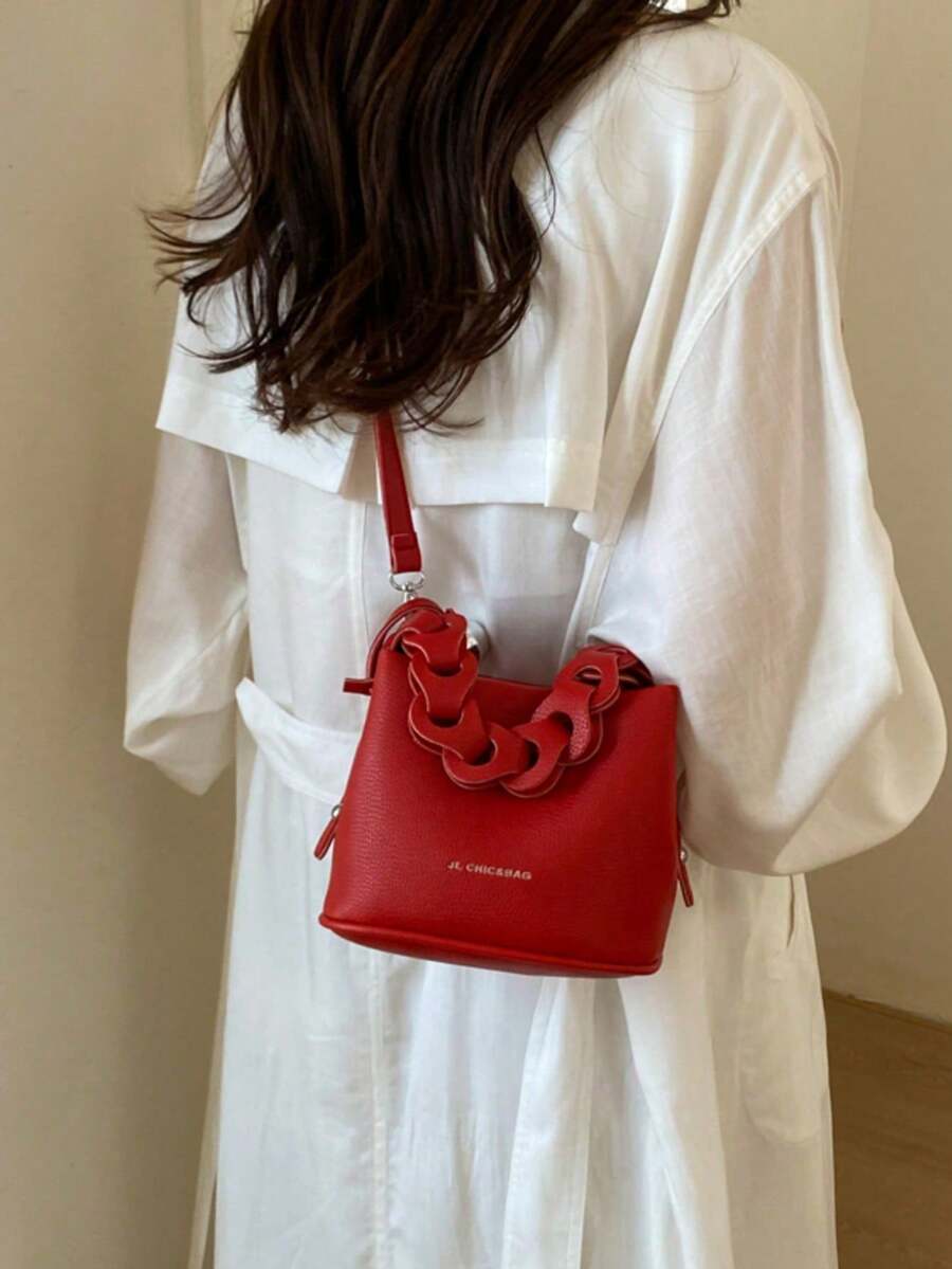 Portable Square Bag Made Of Waterproof PU Material With A Letter Pattern Design, Decorated With A Metal Pendant; A Stylish And Practical Handbag, Suitable For Business And Travel. - 黑與白 - 查看 1