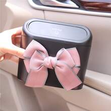 Poubelle de voiture suspendue à la porte avec cadre blanc et nœud mignon, couvercle à pression, mini poubelle de voiture, organisateur de rangement multifonction pour l'intérieur de la voiture, petite poubelle latérale de voiture imperméable, élégante poubelle de voiture avec décoration de nœud noir exclusive pour les femmes conductrices, poubelle de voiture portable avec doublure amovible - poubelle - Voir 8