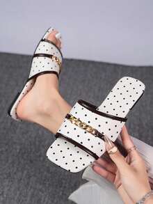 Sandalias de playa de moda para mujer, casuales, versátiles, minimalistas, sexys, negras con lunares, correa de cadena metálica, punta cuadrada, ribete de contraste, planas tipo slide - Blanco - Ver 3