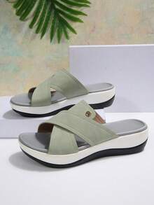 Sandal wedges wanita warna hijau dengan tali silang dan gesper logam, sol tebal nyaman untuk liburan pantai musim panas, serbaguna untuk bepergian, dan berujung terbuka. - Hijau - View 3